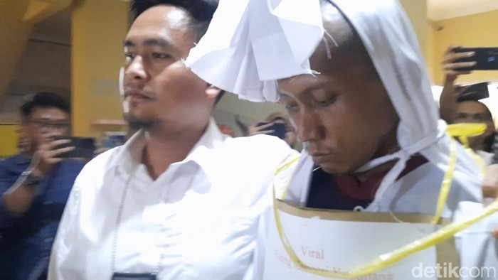 Rian Antoni masih mengenakan kostum pocong saat ditangkap polisi