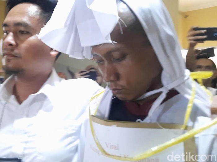 Rian Antoni masih mengenakan kostum pocong saat ditangkap polisi Rian Antoni masih mengenakan kostum pocong saat ditangkap polisi