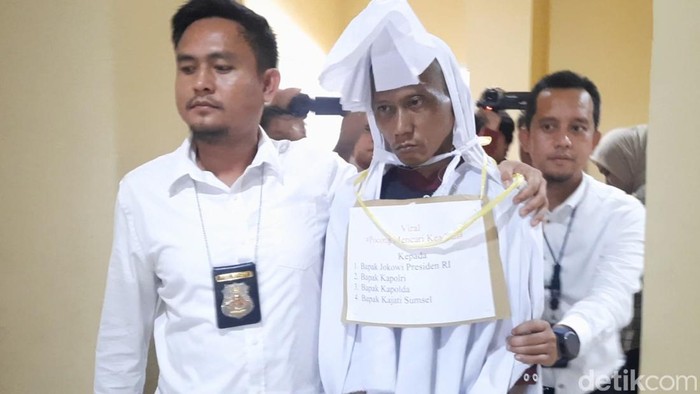 Rian, tersangka pencabulan berkostum pocong saat diamankan polisi