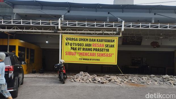 Ruko di Pluit yang memaka badan jalan