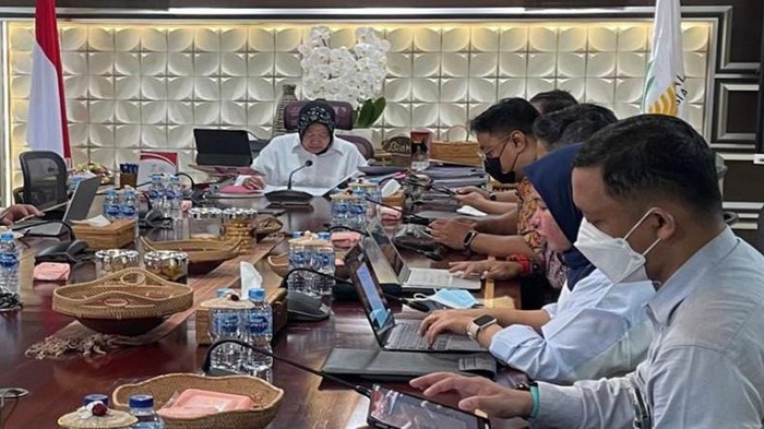 Saat Satgassus Polri melakukan kordinasi dengan Menteri Sosial Risma (dok istimewa).