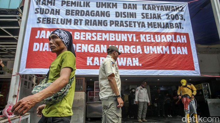 Satpol PP DKI Jakarta mulai membongkar bagian ruko di Pluit, Jakarta Utara, yang memakan badan jalan dan menutupi saluran air, Rabu (24/5/2023). Petugas Satpol PP sudah berdatangan di lokasi.
