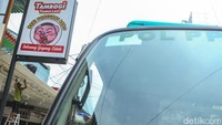 Pemkot Jakut sebelumnya telah mengeluarkan rekomendasi teknis (rekomtek) yang menyatakan ruko-ruko tersebut bersalah karena mengokupasi fasilitas umum (fasum)/fasilitas sosial (fasos).  