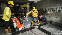 Ruko yang memakan badan jalan itu berlokasi di Jalan Niaga, Ruko Blok Z Selatan, Jakarta Utara.  