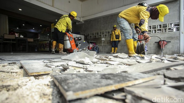 Satpol PP DKI Jakarta mulai membongkar bagian ruko di Pluit, Jakarta Utara, yang memakan badan jalan dan menutupi saluran air, Rabu (24/5/2023). Petugas Satpol PP sudah berdatangan di lokasi.