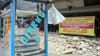 Sementara itu karyawan serta pemilik toko di Jalan Niaga Blok Z membentangkan spanduk yang berisi tuntutan agar RT Riang Prasetya mundur dari jabatannya.  