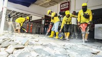 Satpol PP DKI Jakarta mulai membongkar bagian ruko di Pluit, Jakarta Utara, yang memakan badan jalan dan menutupi saluran air, Rabu (24/5/2023).  