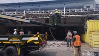 Pada saat bersamaan, Satpol PP mulai membongkar di ruko di Pluit, Jakut yang memakan badan jalan dan menutupi saluran air. Setidaknya ada 20 ruko yang akan dibongkar hari ini. (Brigitta Belia/detikcom)