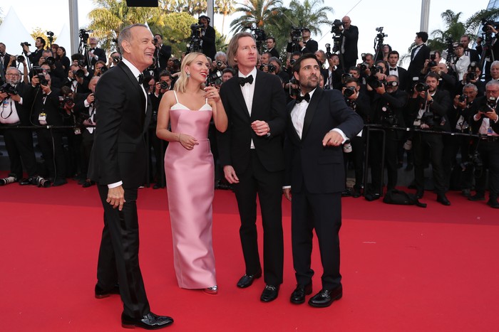 CANNES, FRANCE - MAY 23: (L-R) Tom Hanks, Scarlett Johansson, Director Wes Anderson and Jason Schwartzman attend the 