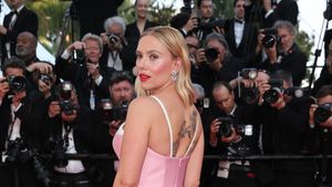Scarlett Johansson Pamer Tato di Cannes Film Festival 2023