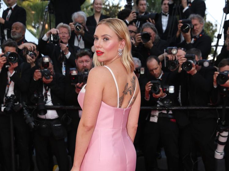 Scarlett Johansson Pamer Tato di Cannes Film Festival 2023