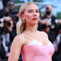 Menghadiri pemutaran perdana film Asteroid City di Cannes Film Festival 2023, Scarlett Johansson muncul dalam balutan column dress berwarna baby pink yang dirancang khusus oleh rumah Prada. Gaun tersebut memiliki detail bra putih yang terekspos dari baliknya. (Foto: Getty Images/Gisela Schober)