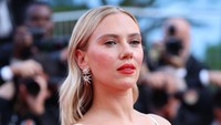 Scarlett Johansson tampil memesona dengan dress pink yang memamerkan bahu seksinya itu. Getty Images/Gisela Schober