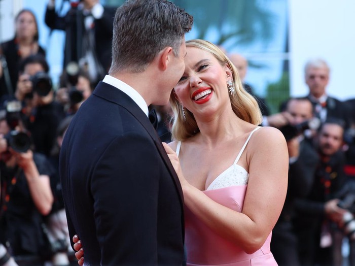 CANNES, FRANCE - MAY 23: (L-R) Tom Hanks, Scarlett Johansson, Director Wes Anderson and Jason Schwartzman attend the 
