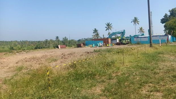 Sejumlah alat berat untuk proyek Tol Gilimanuk-Mengwi di Banjar Sumbermis, Desa Pekutatan, Kecamatan Pekutatan, Kabupaten Jembrana, Bali, Rabu (24/5/2023). (I Putu Adi Budiastrawan/detikBali).