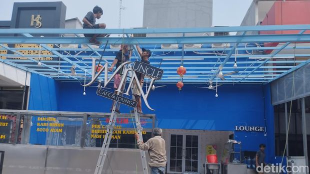 Sejumlah ruko di Pluit dianggap melanggar aturan karena 'memakan' badan jalan. Salah satu pemilik ruko mengaku sudah membeli lahan dari PT Jakpro sejak 2019. (Brigitta Belia/detikcom)