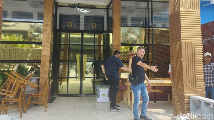 Sejumlah ruko di Pluit dianggap melanggar aturan karena memakan badan jalan. Salah satu pemilik ruko mengaku sudah membeli lahan dari PT Jakpro sejak 2019. (Brigitta Belia/detikcom)