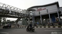 Bentuk jembatan nampak sudah terlihat jelas. Rangka lift, lantai jembatan, dan badan jembatan yang terhubung dengan stasiun juga sudah mulai terlihat. Tetapi atap jembatan masih belum dipasang.  