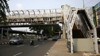 Untuk diketahui, proses konstruksi JPO Klender Baru sudah dimulai sejak Mei tahun lalu. Pemasangan girder juga sudah dilaksanakan pada September 2022. Targetnya, pekerjaan ini selesai pada Desember alias akhir 2022. Meski begitu, pembangunannya sempat terhenti pada akhir Desember 2022. Pembangunan baru kembali dilanjutkan pada bulan Mei tahun ini.  
