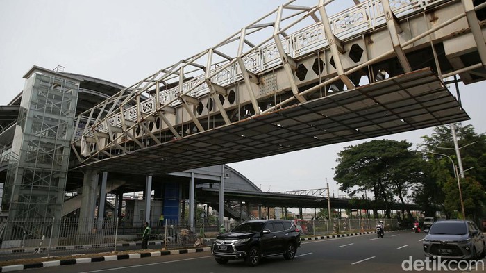 Sempat Mangkrak, Proyek JPO Stasiun Klender Baru Kembali Berdenyut Pembangunan JPO Stasiun Klender Baru, Jakarta Timur, kembali dilanjutkan. Sebelumnya proyek ini sempat mangkrak pada akhir Desember 2022.
