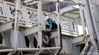 Pekerja melakukan pembangunan JPO Stasiun Klender Baru, Jakarta Timur, Rabu (24/5/2023).  