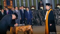 Setelah pengucapan sumpah jabatan selesai, Perry Warjiyo menandatangani berita acara pelantikan.