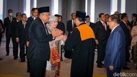 Perry Warjiyo mendapat ucapan selamat dari para tamu yang hadir.