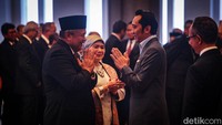 Para tamu memberikan ucapan selamat kepada Perry Warjiyo.