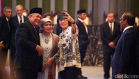 Sri Mulyani sempat berswafoto bersama Perry Warjiyo seusai acara pelantikan.