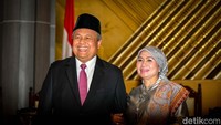 Perry Warjiyo tersenyum semringah usai dilantik lagi menjadi Gubernur Bank Indonesia (BI) periode 2023-2028, Rabu (24/5/2023).