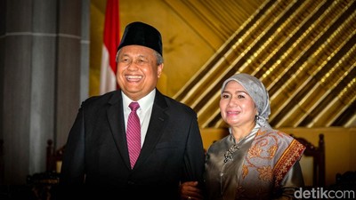 Senyum Semringah Perry Warjiyo Kembali Jabat Gubernur BI