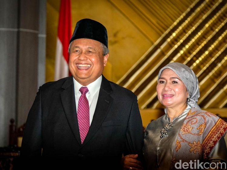 Senyum Semringah Perry Warjiyo Kembali Jabat Gubernur BI