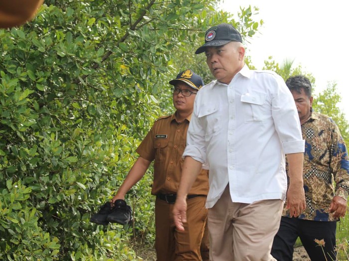 Kadisdik Sumut Asren Nasution bersama bersama Kacabdis Wilayah V Abdul Kadir Simorangkir saat meninjau kondisi SMKN 1 Medang Deras