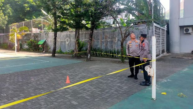Siswa SMP Athirah di Kota Makassar, Sulawesi Selatan (Sulsel), diduga terjatuh dari gedung sekolahnya.