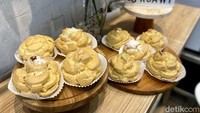 ak hanya itu, yang tak kalah istimewa lagi, isian kue soes di sini juga sangat melimpah ruah. Apalagi tersedia dalam 10 varian rasa. Foto: detikcom/Riska Fitria