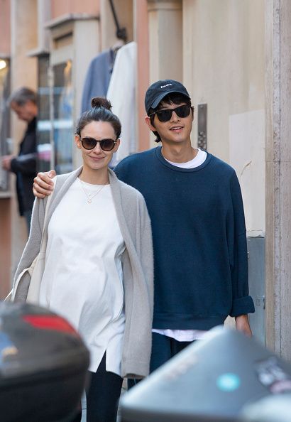 Song Joong Ki dan Katy Louise Saunders