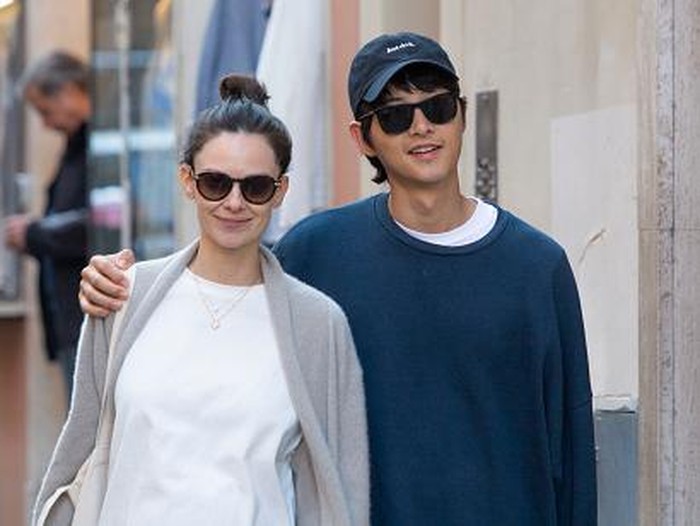 Song Joong Ki dan Katy Louise Saunders