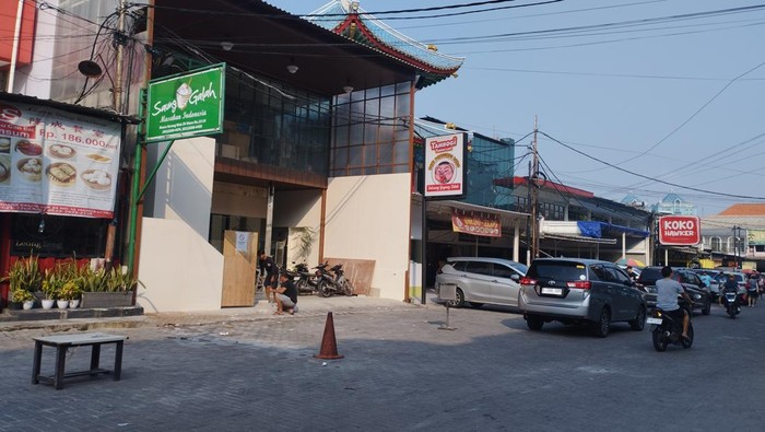 Suasana kawasan Ruko di Pluit, Jakarta Utara, pagi ini