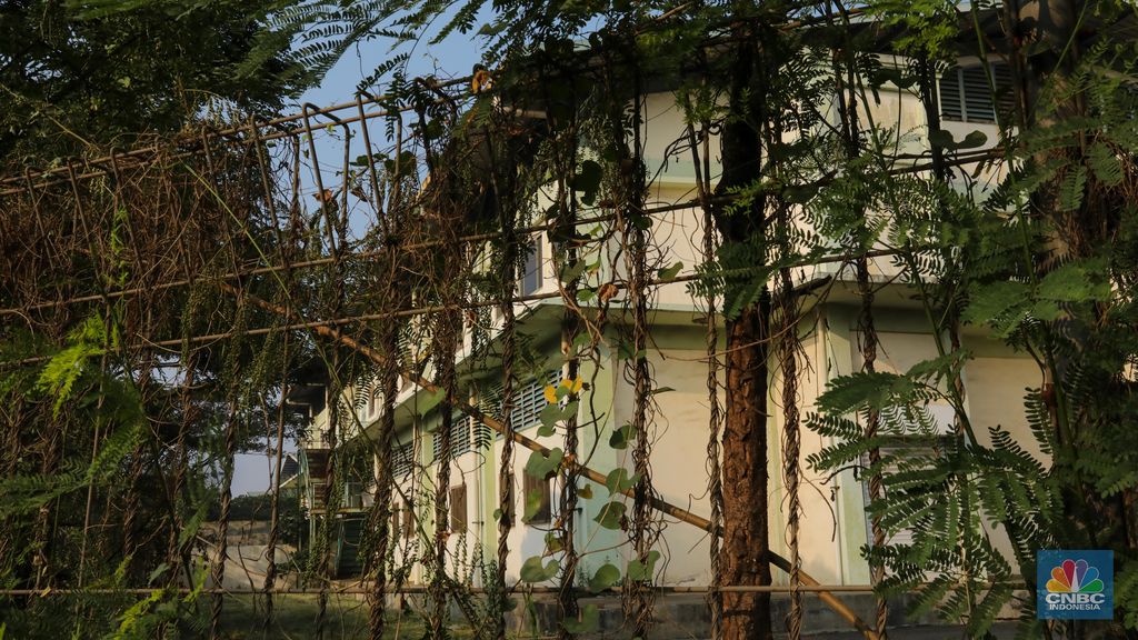 Suasana sepi tanpa aktivitas pada pabrik yang sudah tidak beroperasi di Kawasan Berikat Niaga (KBN) Marunda, Cilincing, Jakarta Utara, Rabu (24/5/2023). Pabrik-pabrik di kawasan industri dan kawasan berikat dikabarkan banyak yang tutup. (CNBC Indonesia/Faisal Rahman)