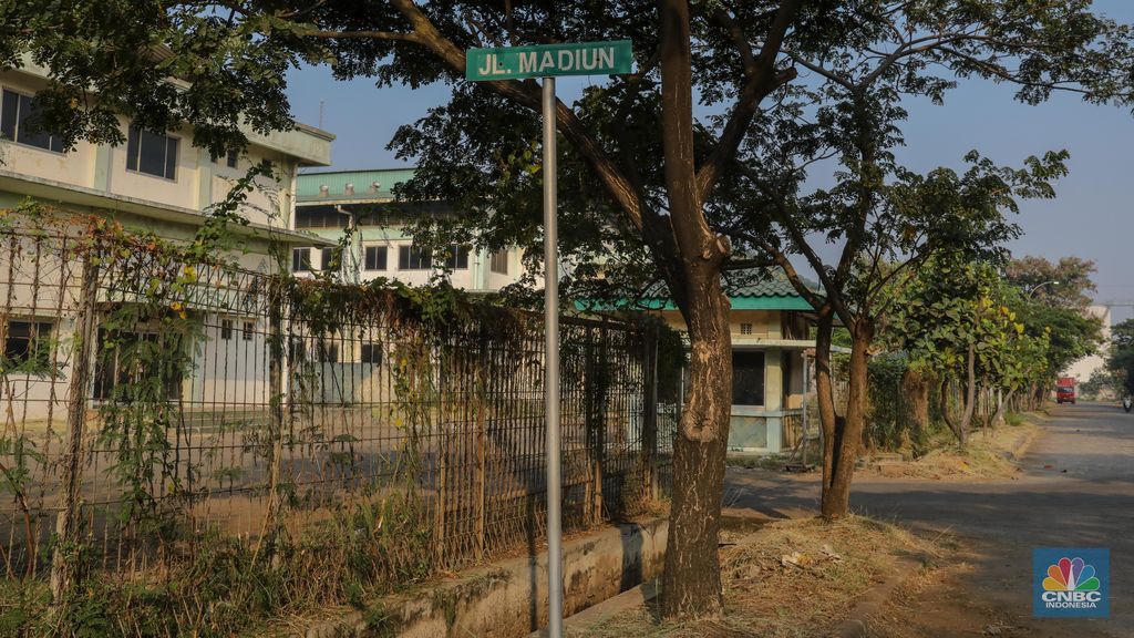 Suasana sepi tanpa aktivitas pada pabrik yang sudah tidak beroperasi di Kawasan Berikat Niaga (KBN) Marunda, Cilincing, Jakarta Utara, Rabu (24/5/2023). Pabrik-pabrik di kawasan industri dan kawasan berikat dikabarkan banyak yang tutup. (CNBC Indonesia/Faisal Rahman)