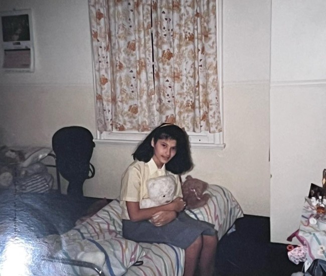 Potret masa sekolah Tamara Bleszynski, ketika dirinya masih tinggal di asrama. Dalam keterangan fotonya Tamara menjelaskan jika foto tersebut diambil di kamar tidurnya. Kala itu kamar tidur di asramanya bisa diisi hingga 7 sampai 10 orang. Foto: Instagram/@tamarableszynskiofficial