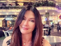 Gaya Tamara Bleszynski Berenang, Pamer Body Goals di Usia 49 Tahun