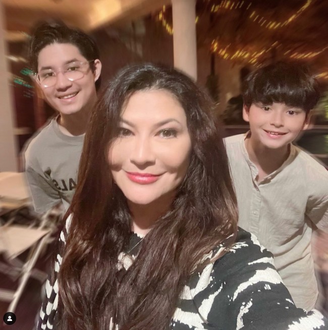 Dalam salah satu keterangan di unggahan Instagramnya Tamara mengaku banyak mendapat tawaran operasi plastik akibat penampilannya yang banyak disebut netizen menua. Namun ia mengaku belum ingin melakukan operasi plastik tersebut dan justru bersyukur dengan apa yang dimilikinya saat ini. Foto: Instagram/@tamarableszynskiofficial