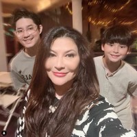 Dalam salah satu keterangan di unggahan Instagramnya Tamara mengaku banyak mendapat tawaran operasi plastik akibat penampilannya yang banyak disebut netizen menua. Namun ia mengaku belum ingin melakukan operasi plastik tersebut dan justru bersyukur dengan apa yang dimilikinya saat ini. Foto: Instagram/@tamarableszynskiofficial