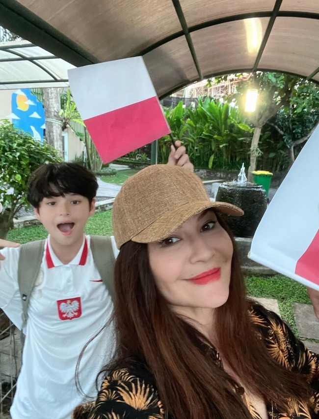 Tak hanya disebut menua oleh netizen, bahkan penampilan Tamara pun kini dibandingkan dengan Mpok Atiek. Wajahnya disebut keriput dan terlihat tua. Foto: Instagram/@tamarableszynskiofficial