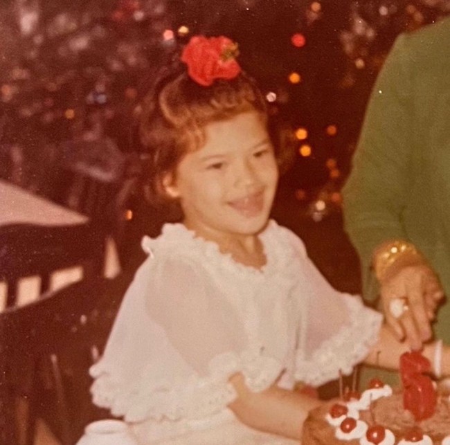 Tamara Bleszynski lahir di Bandung pada 25 Desember 1974. Saat ini sudah berusia 48 tahun, begini penampilan Tamara Bleszynski ketika dirinya masih kecil. Foto: Instagram/@tamarableszynskiofficial