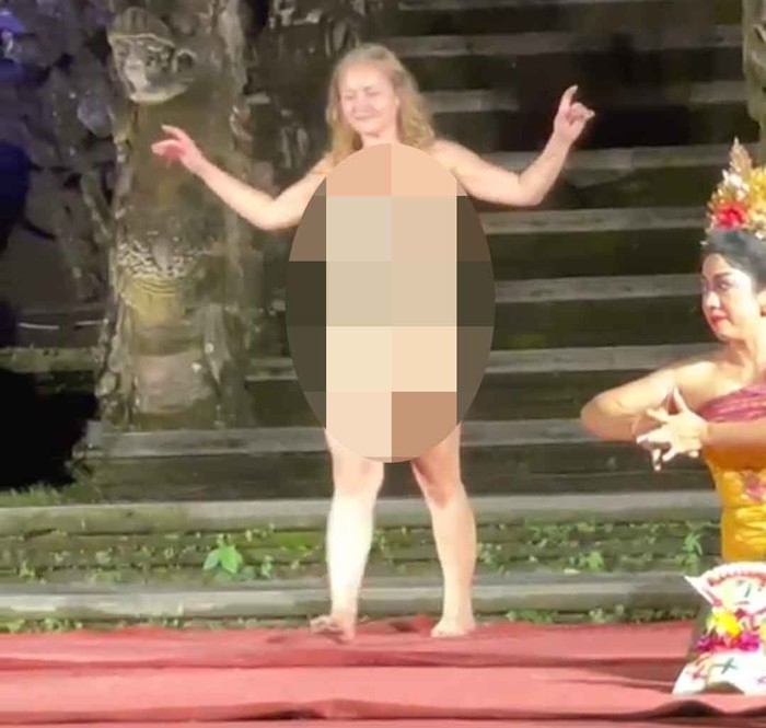 Tangkapan layar bule Jerman telanjang di panggung pertunjukan tari Bali, di Puri Saraswati, Kecamatan Ubud, Kabupaten Gianyar, Bali. (IST)