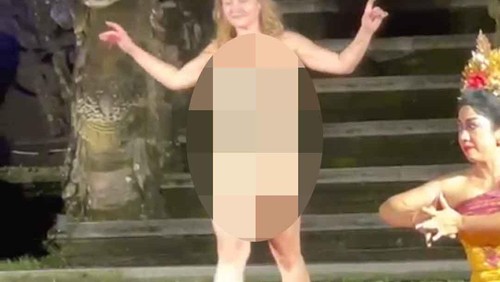 Tangkapan layar bule Jerman telanjang di panggung pertunjukan tari Bali, di Puri Saraswati, Kecamatan Ubud, Kabupaten Gianyar, Bali. (IST)