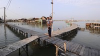 Gelombang pasang telah lama merendam sebuah pemukiman di Demak.  