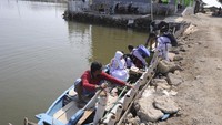 Anak-anak berangkat sekolah dengan perahu.  